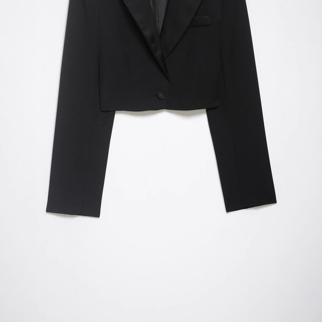 Damen Kurzblazer im Smokingstil mit Satinrevers, taillierter Cropped‑Silhouette Echo Archiv