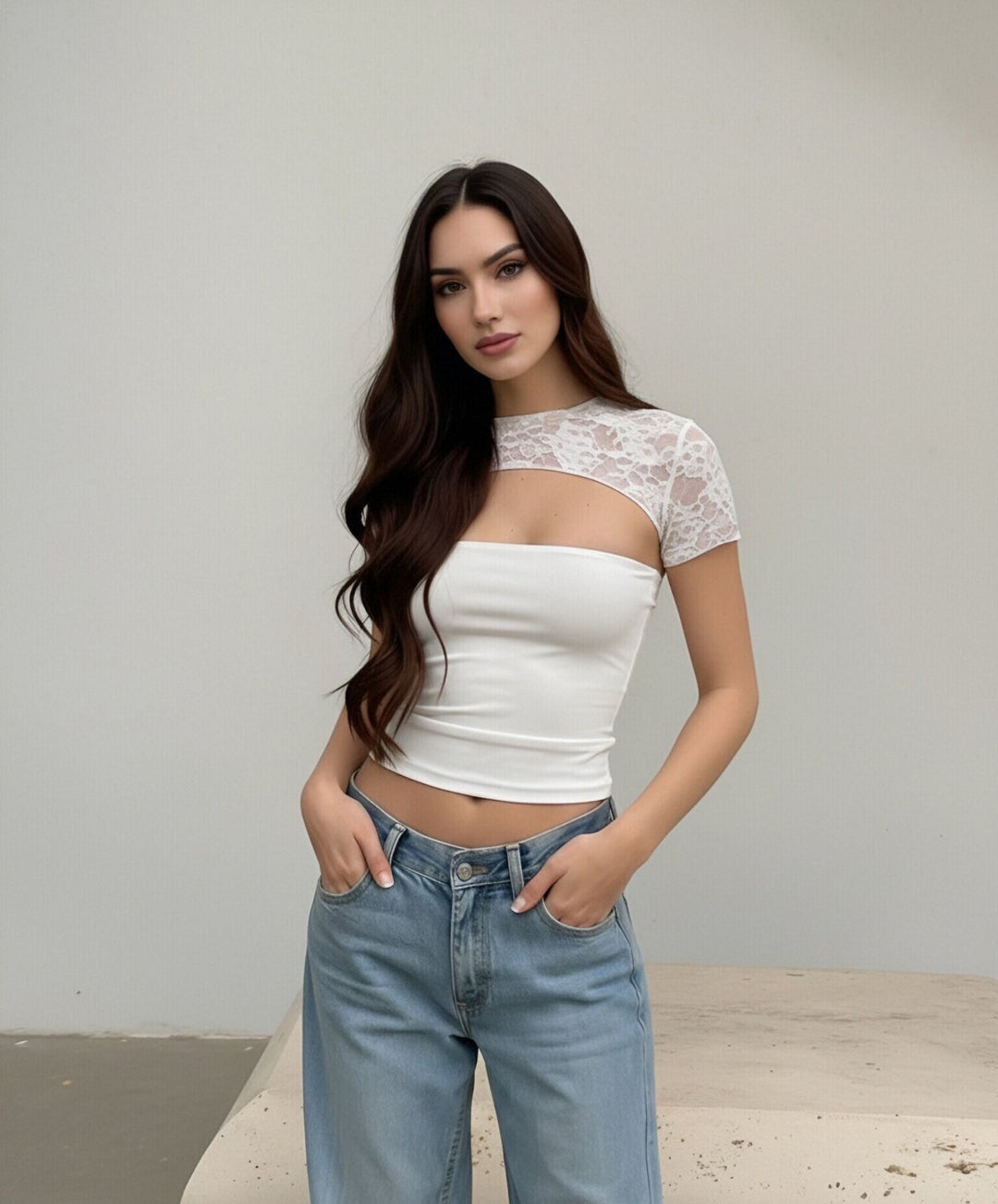 Damen Crop-Top mit Spitzenärmel und figurbetontem Schnitt Echo Archiv
