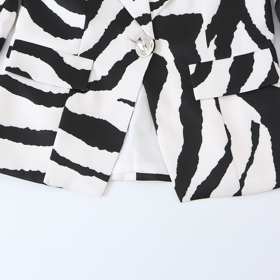Damen Statement-Zebra-Blazer mit Reverskragen und taillierter Silhouette Echo Archiv
