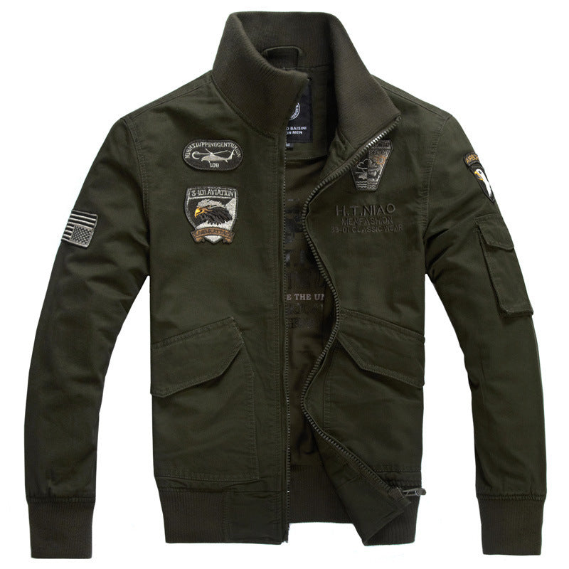 Herren nan Field‑Bomberjacke im Pilotenstil mit gestickten Emblemen, Rippenkragen und multifunktionaler Ärmeltasche Echo Archiv