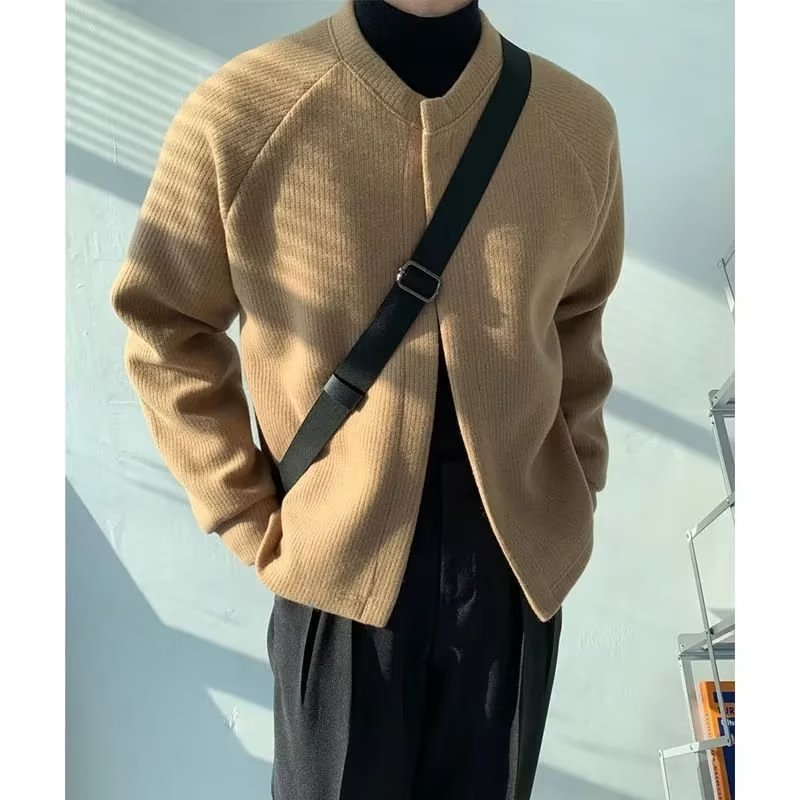 Herren Kragenloser Boxy-Rippenstrick-Cardigan mit verdeckter Druckknopfleiste Echoarchiv