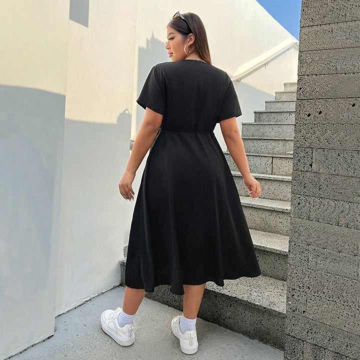 Damen Wickelkleid mit elegantem Schlitz und taillierter Silhouette Echo Archiv