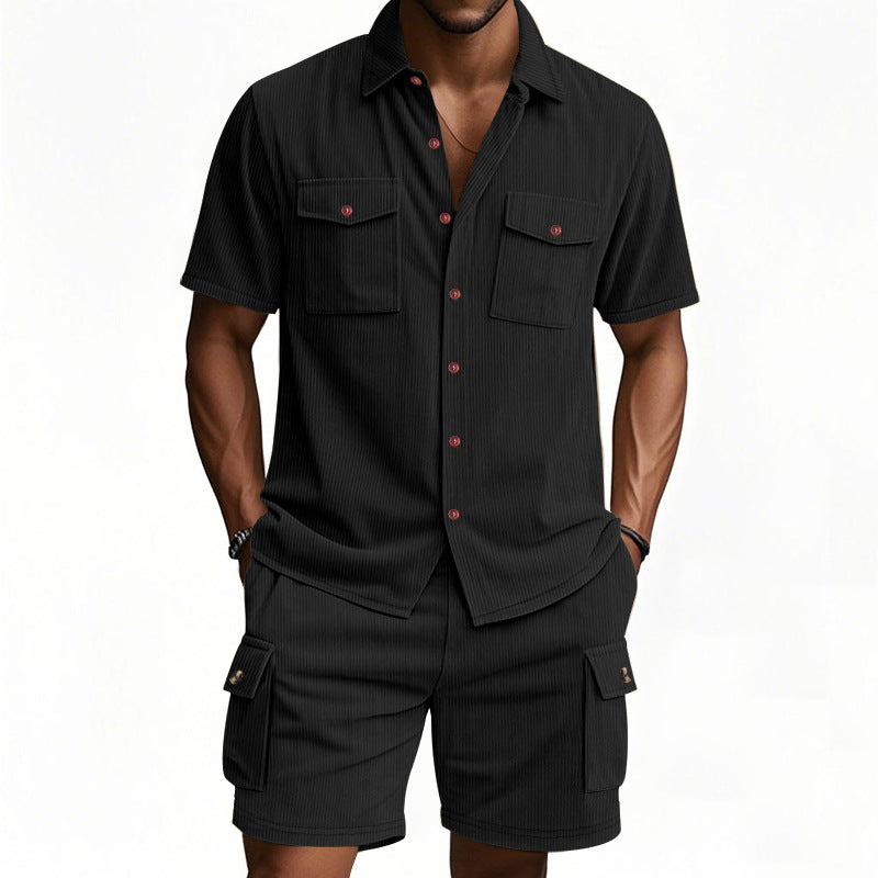 Herren komfortables Freizeitoutfit mit Kurzarmhemd und lockeren Shorts Echoarchiv