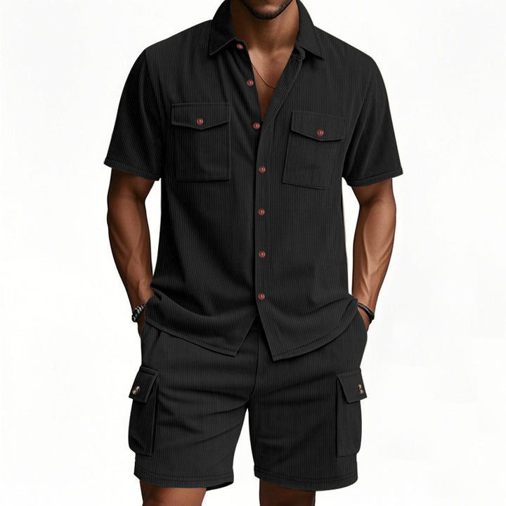Herren komfortables Freizeitoutfit mit Kurzarmhemd und lockeren Shorts Echoarchiv