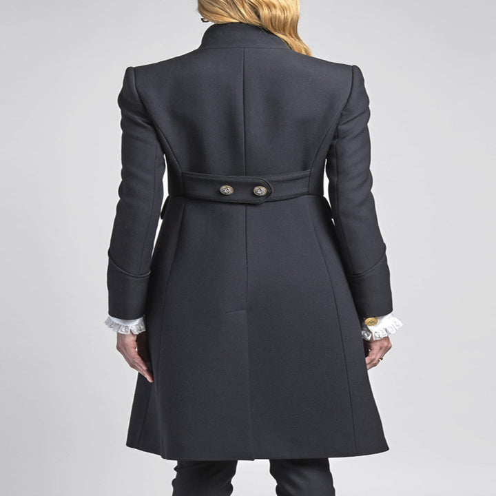 Damen Taillierter Mantel im Uniform‑Tailoring mit Stehkragen, Zierknopfleiste und Pattentaschen Echoarchiv