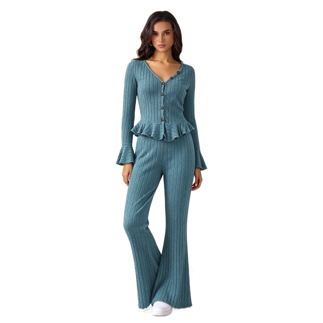 Damen feinstrukturiertes Rippstrick-Set mit tailliertem Knopfcardigan, Volant-Taillenpassform und ausgestellter Schlaghose – Élanora