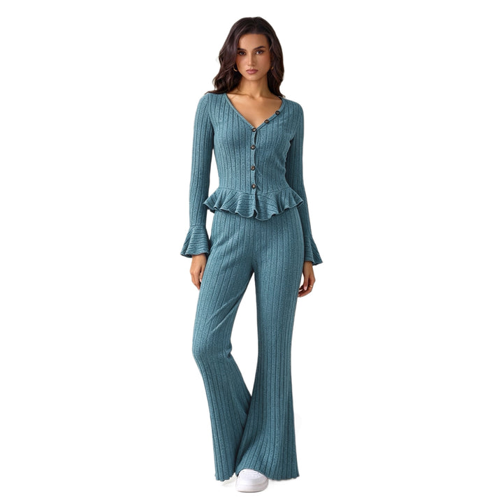 Damen feinstrukturiertes Rippstrick-Set mit tailliertem Knopfcardigan, Volant-Taillenpassform und ausgestellter Schlaghose – Élanora