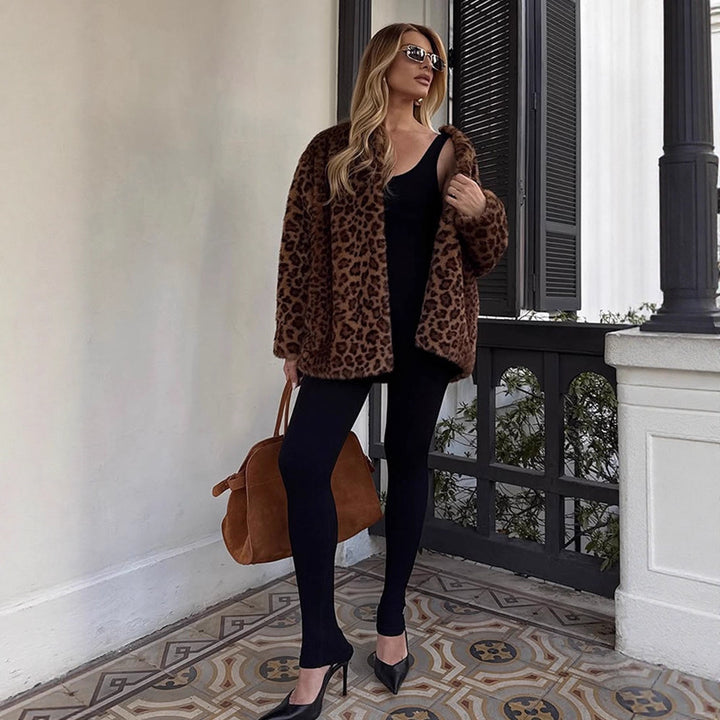 Damen Kurz-Mantel aus veganem Faux-Fur mit Leoparden-Print und kastiger Silhouette Echoarchiv
