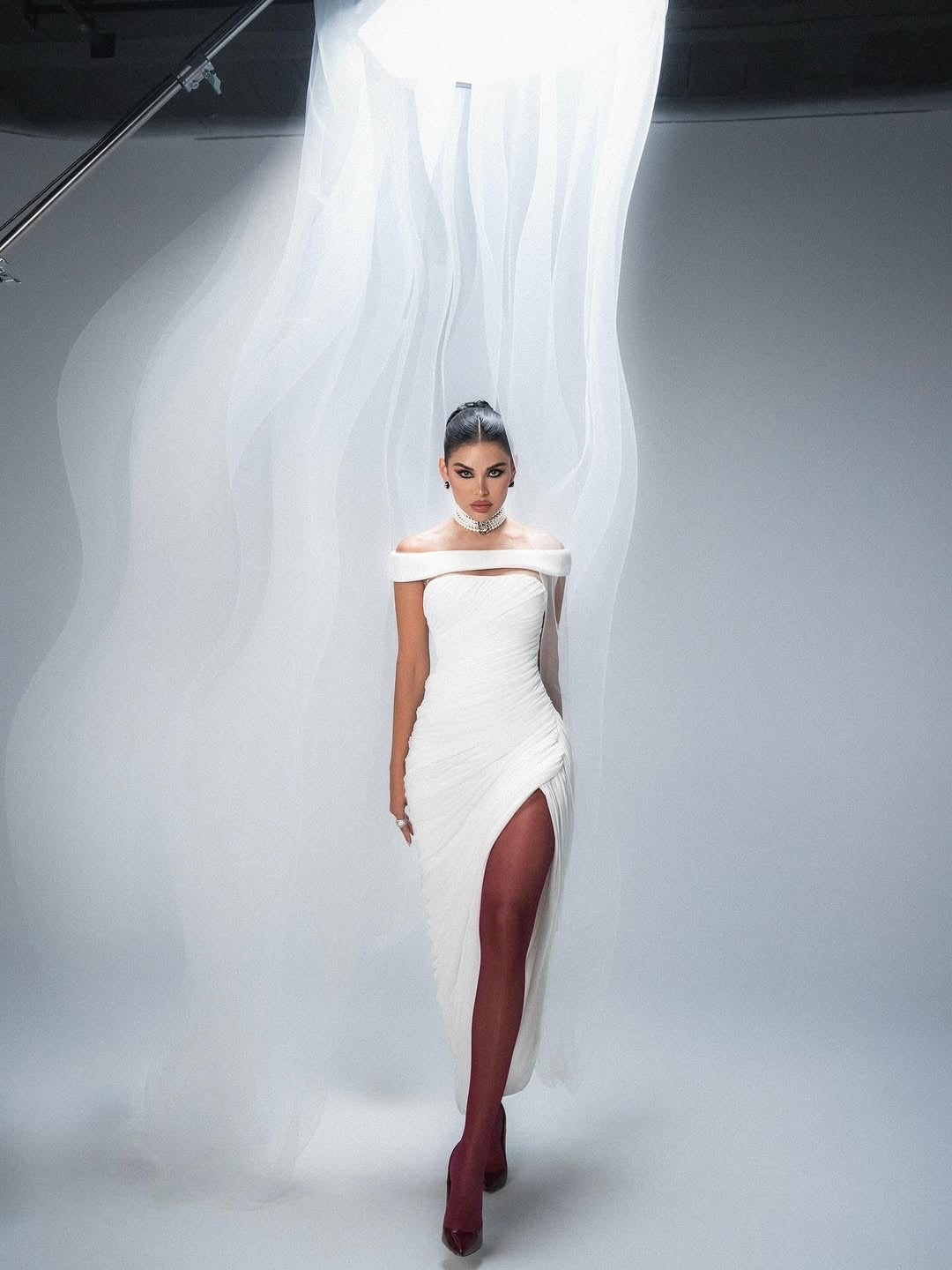 Damen Elegantes, schulterfreies Maxikleid mit raffinierten Drapierungen und hohem Schlitz Echo Archiv