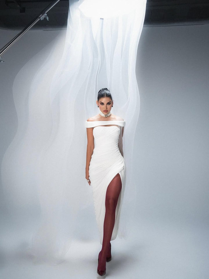 Damen Elegantes, schulterfreies Maxikleid mit raffinierten Drapierungen und hohem Schlitz Echo Archiv