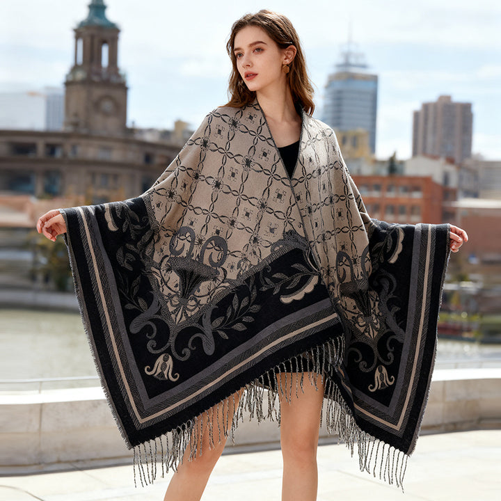 Damen Jacquard-Wendecape mit V-Ausschnitt, floraler Bordüre und Fransensaum – Célinea