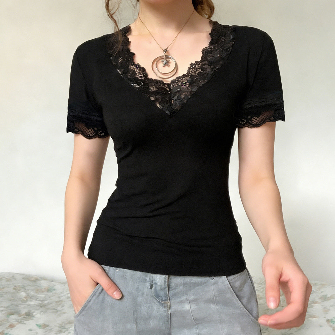 Damen T-Shirt mit Spitzenbesatz und V-Ausschnitt Echo Archiv