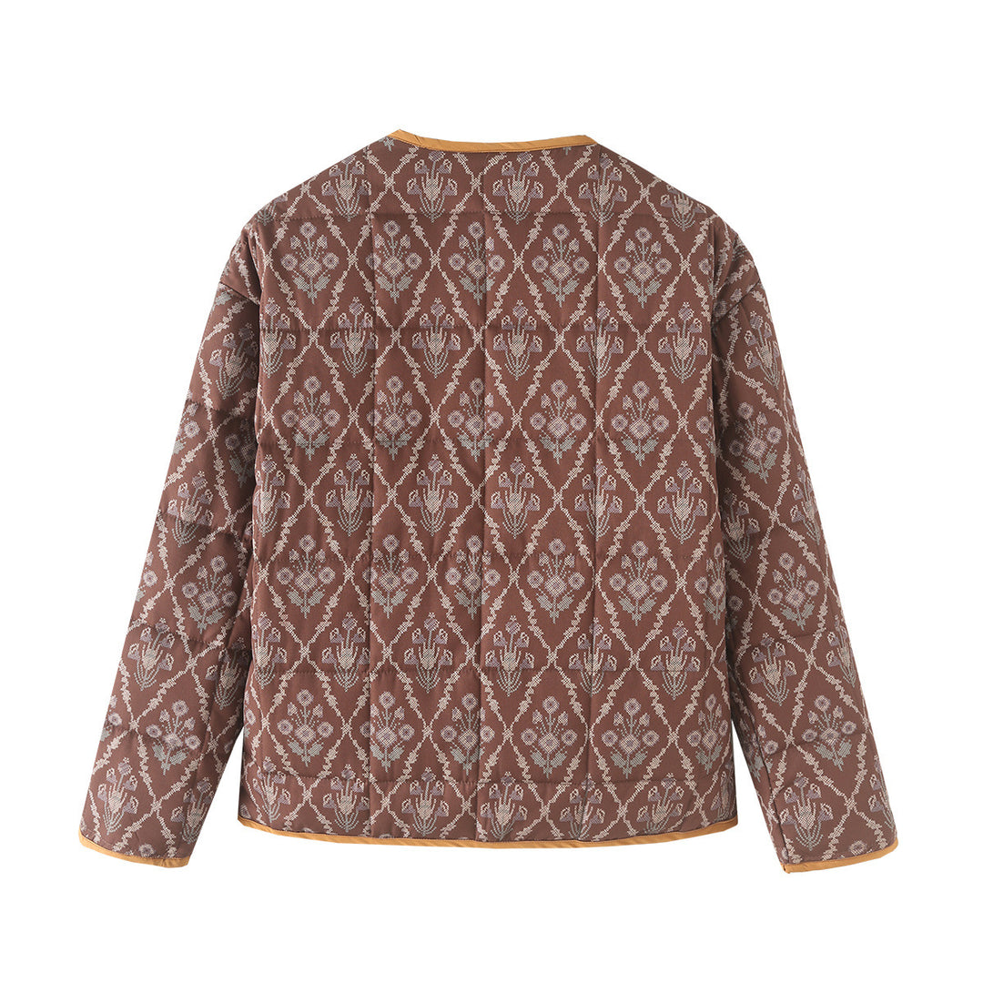 Damen leichte gesteppte Jacquard-Steppjacke mit Rundhalsausschnitt, Kontrastpaspel und aufgesetzten Klappentaschen – Célinea