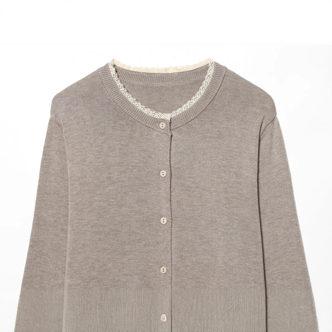 Damen kurz geschnittene Feinstrick-Cardigan mit Rundhalsausschnitt, durchgehender Knopfleiste und feiner Spitzenkante – Veloura