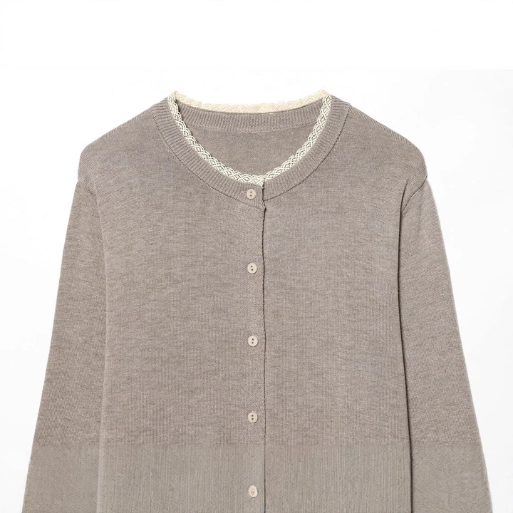Damen kurz geschnittene Feinstrick-Cardigan mit Rundhalsausschnitt, durchgehender Knopfleiste und feiner Spitzenkante – Veloura