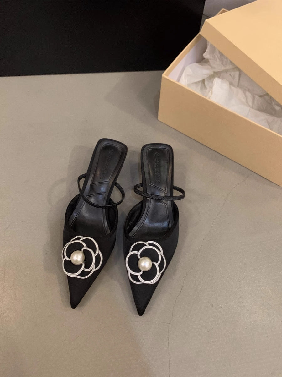 Damen spitz zulaufende Satin‑Mules mit zartem Knöchelriemen und Perlen‑Blütenapplikation – Lioré