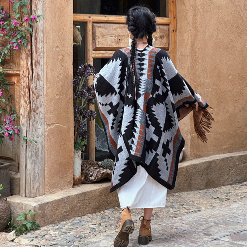 Damen Oversize-Strickcape mit Azteken‑Jacquard, V‑Ausschnitt und weichfallendem Saum Echo Archiv