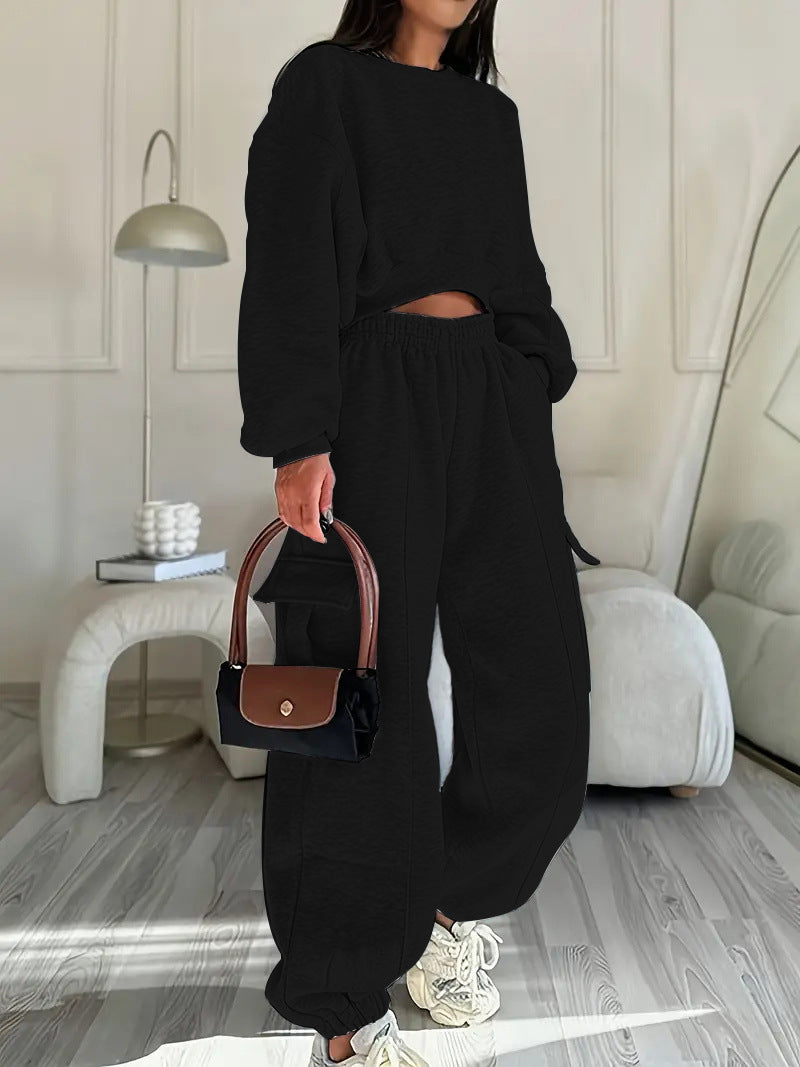 Damen komfortables Cropped-Sweatset mit oversized Pullover und High-Waist Cargo-Jogger – Avérine