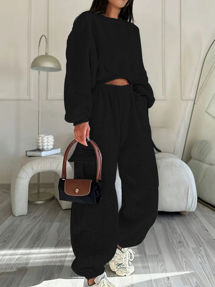 Damen komfortables Cropped-Sweatset mit oversized Pullover und High-Waist Cargo-Jogger – Avérine