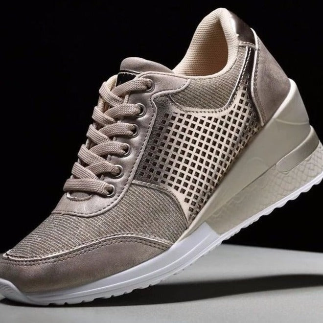 Damen Casual-Keil-Sneaker mit diskretem Lift, atmungsaktivem Rautenmesh und Veloursapplikationen – Névara