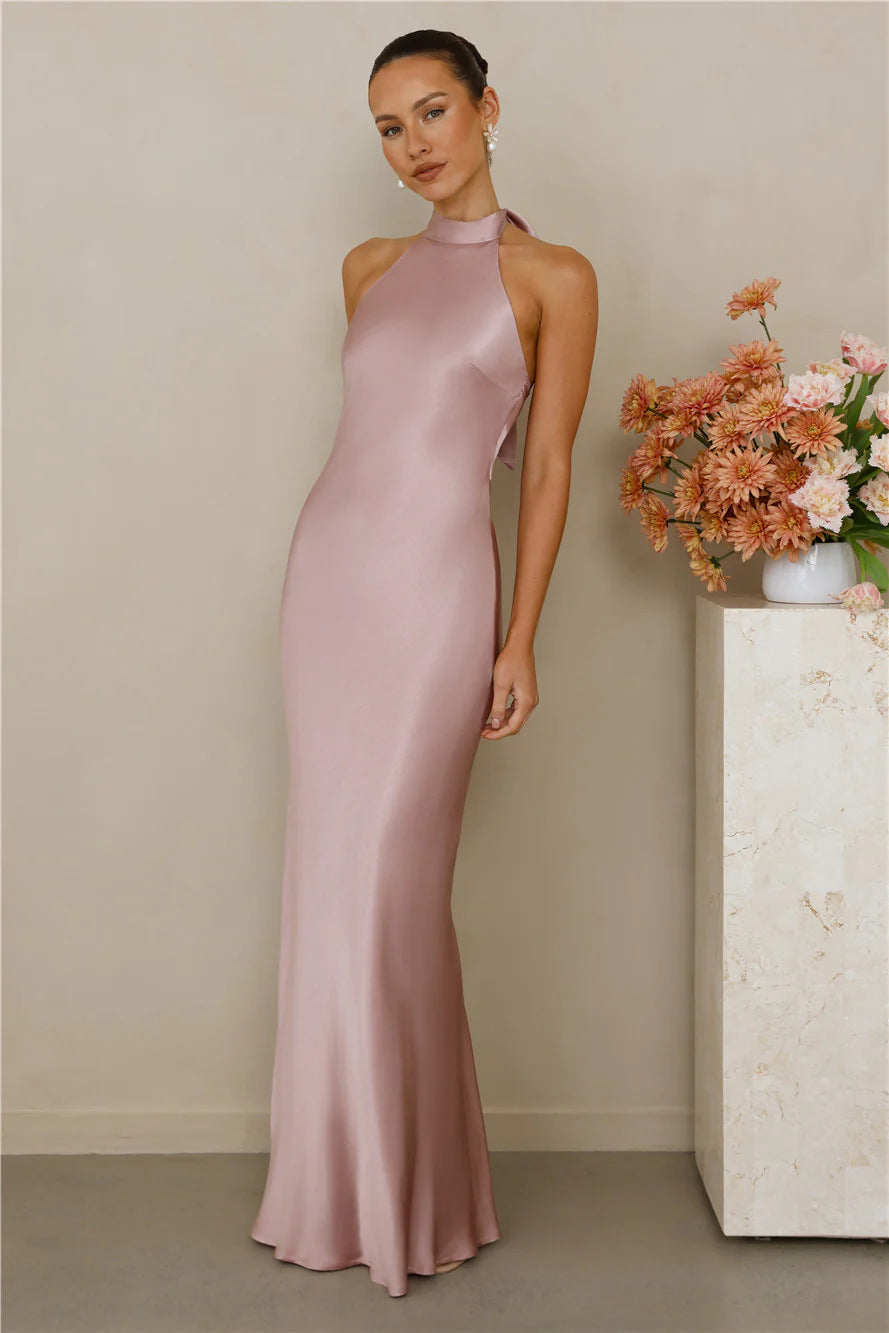 Damen Elegantes Satin-Maxikleid mit hohem Kragen und körpernahem Schnitt Echoarchiv