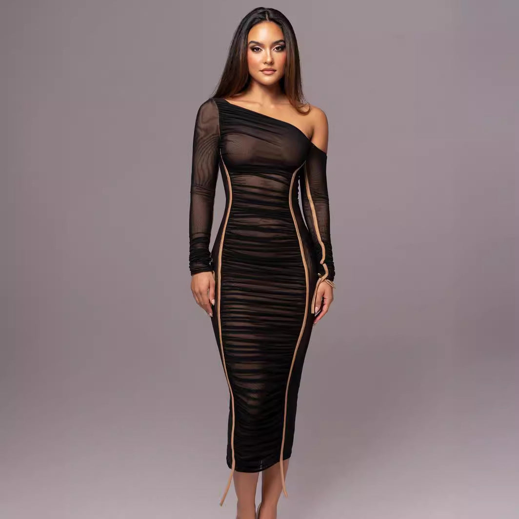 Damen figurbetontes Kleid mit asymmetrischem Ausschnitt und raffinierten Raffungselementen Echo Archiv