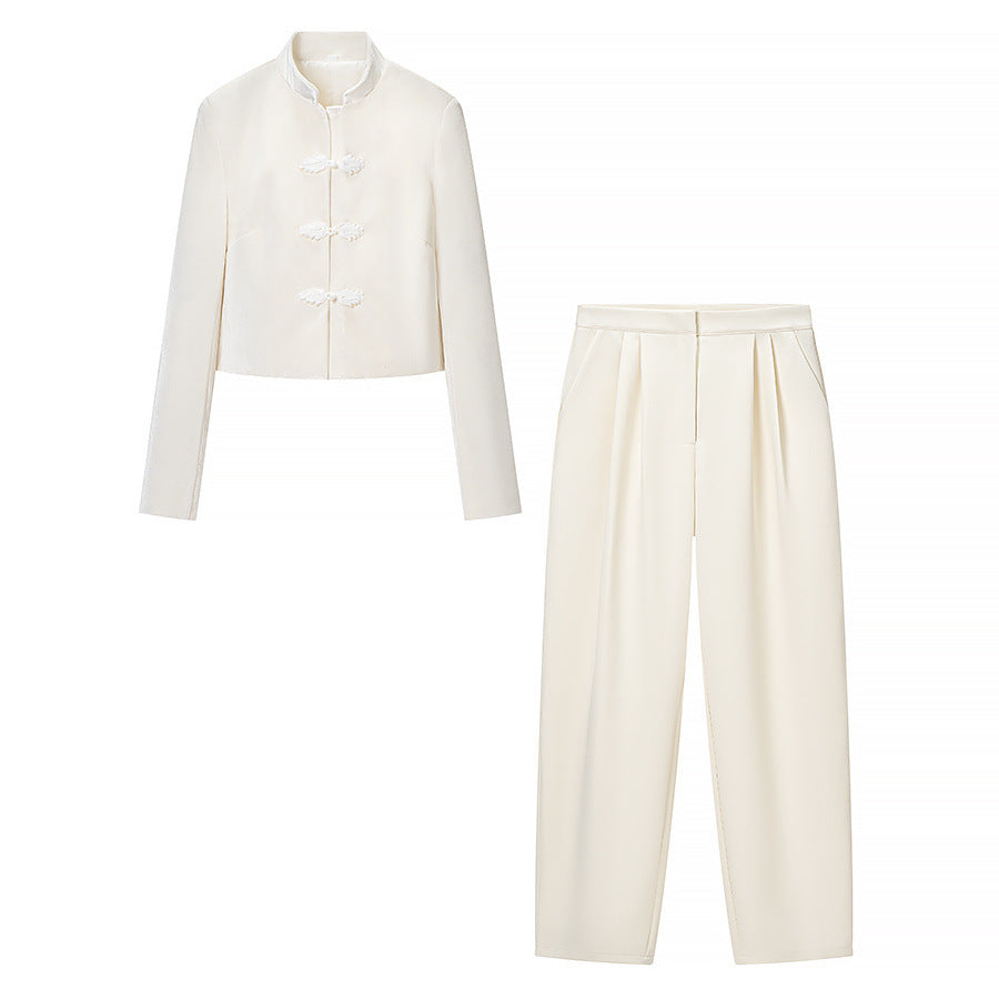 Damen Zweiteiliges Ensemble aus Kurzjacke mit Mandarin-Kragen und hochtaillierter Faltenhose Echo Archiv