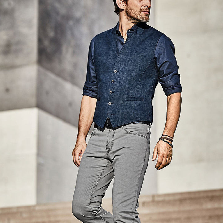 Herren eleganter Weste aus hochwertigem Material mit modischen Knopfdetails Echoarchiv