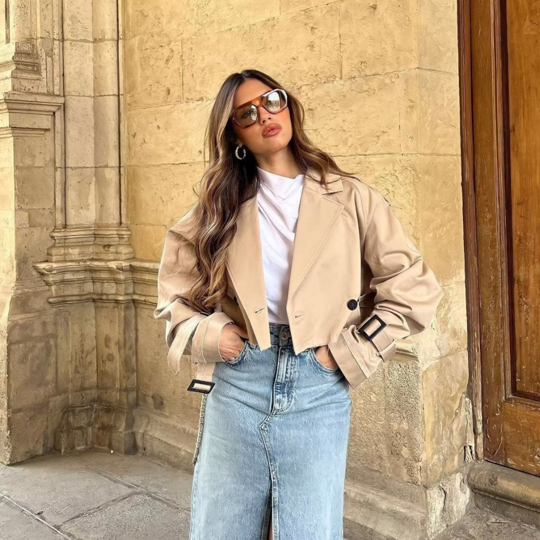 Damen kurzgeschnittene Trenchjacke mit Epauletten, Taillengürtel und verstellbaren Manschetten Echo Archiv