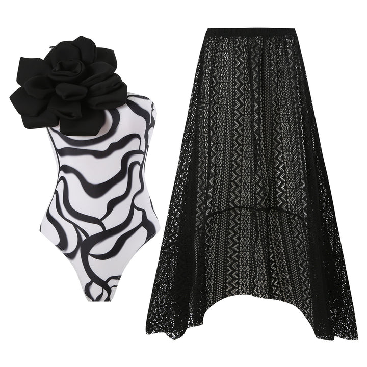 Damen Eleganter Badeanzug mit großem Blumen-Detail und transparentem Überrock Echo Archiv