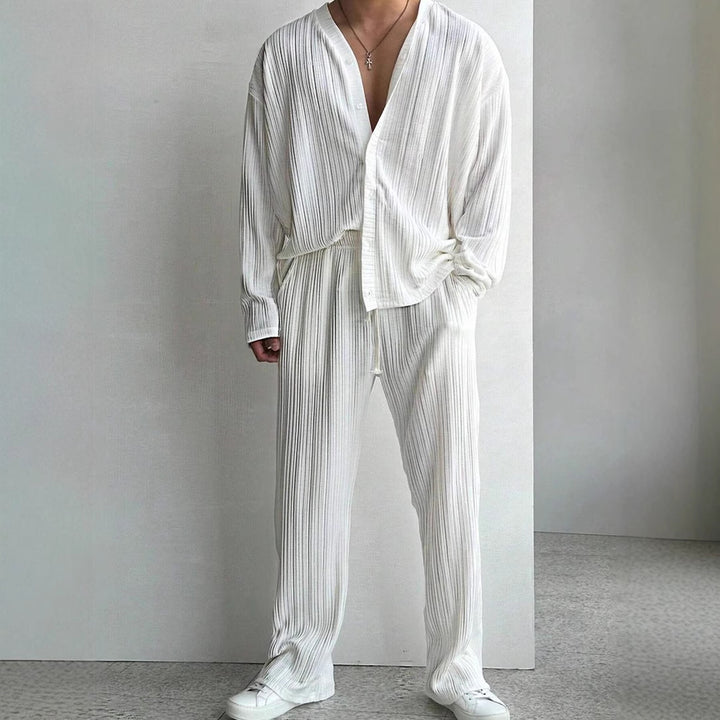 Herren lässiges Set aus gestreifter Hemdbluse und bequemen Hosen Echoarchiv