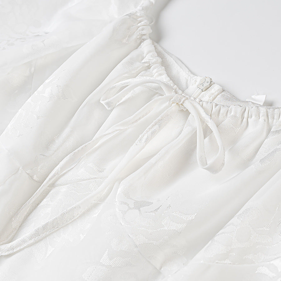 Damen besticktes Carmen-Minikleid mit quadratischem Ausschnitt, Empire-Taille und gerafften Glockenärmeln – Élara