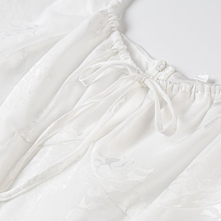 Damen besticktes Carmen-Minikleid mit quadratischem Ausschnitt, Empire-Taille und gerafften Glockenärmeln – Élara