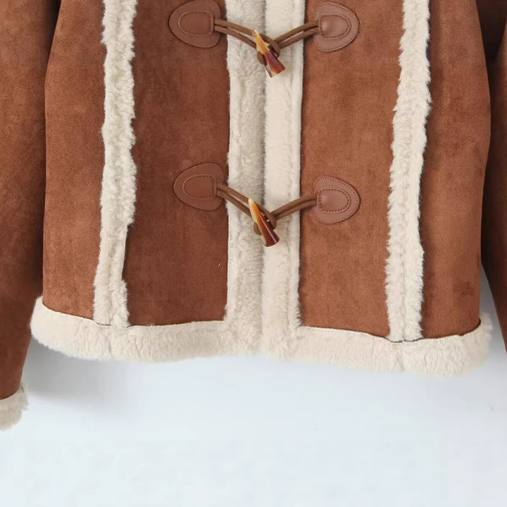 Damen Kurze Lammfelloptik-Jacke im Shearling-Look mit Knebelverschluss und Kontrastbesatz Echoarchiv