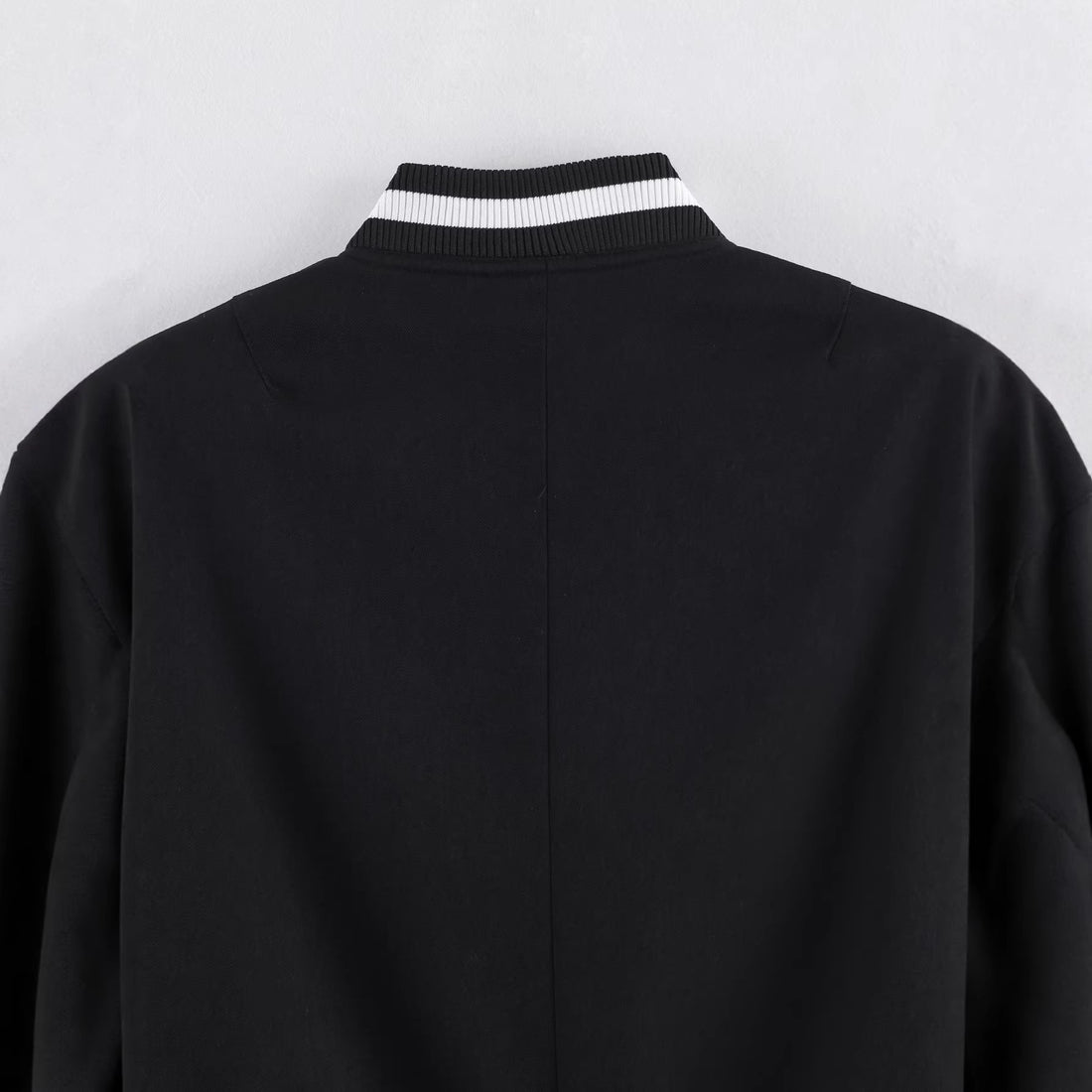 Damen Varsity‑Bomberjacke im Cropped‑Boxy‑Schnitt mit gestreiften Rippbündchen Echoarchiv