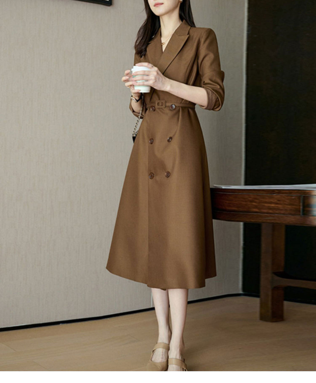 Damen Eleganter Trenchcoat mit doppelter Knopfleiste und Taillengürtel Echoarchiv
