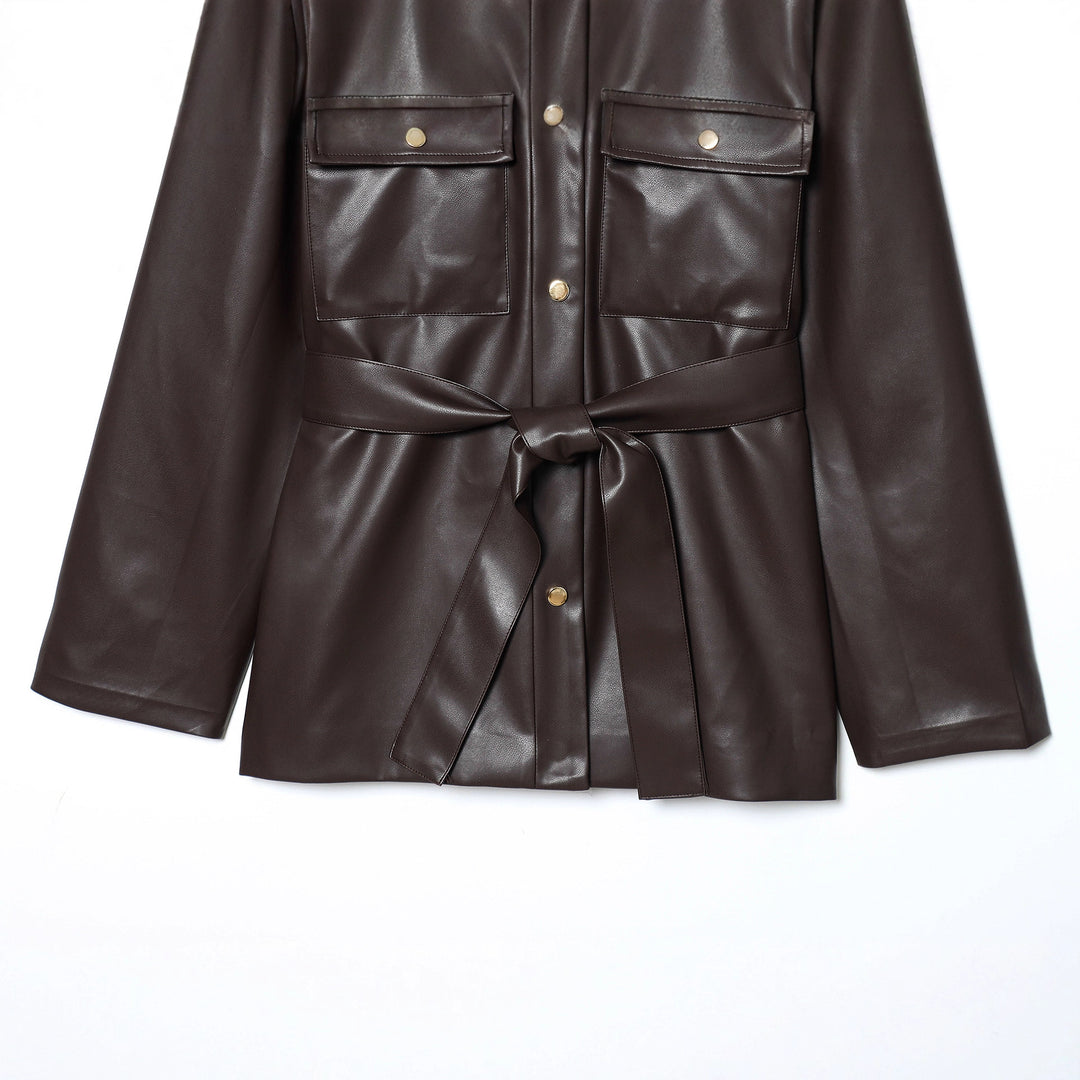 Damen taillierte Kunstleder-Hemdjacke mit Bindegürtel und Pattentaschen – Célinea