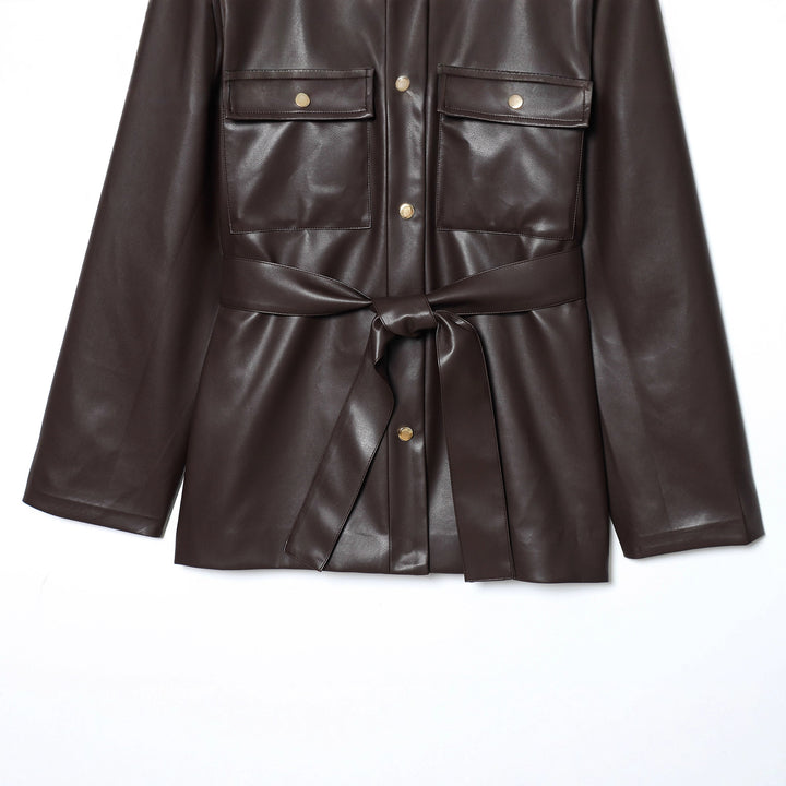 Damen taillierte Kunstleder-Hemdjacke mit Bindegürtel und Pattentaschen – Célinea