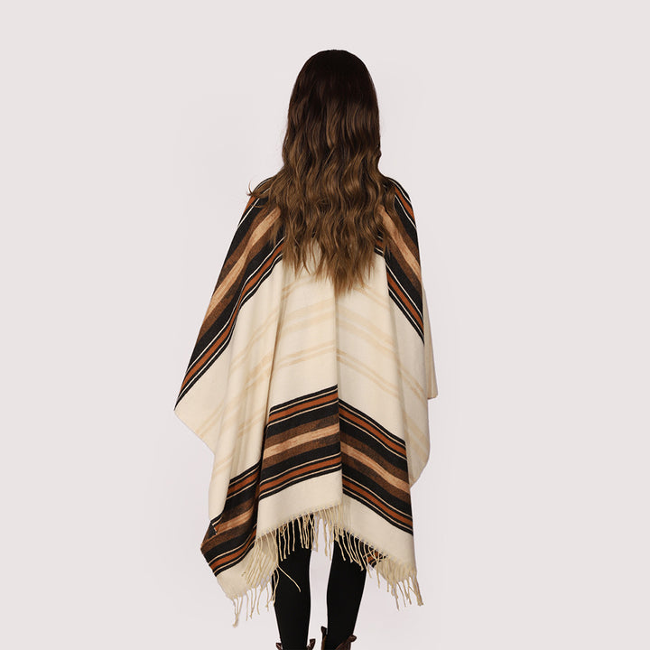 Damen Weichfallender Schalkragen‑Poncho aus Wollmix mit gestreiften Jacquardbordüren und Fransensaum – Célinea