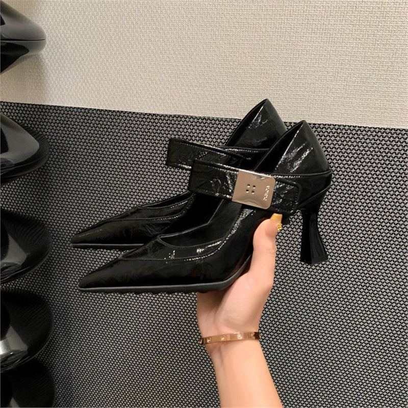 Damen Spitz zulaufende Mary-Jane‑Pumps mit breitem Riemen und geformtem Kitten‑Absatz – Lioré