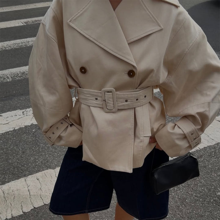 Damen Kurz-Trenchcoat mit tailliertem Gürtel, weitem Revers und kastiger Silhouette Echoarchiv