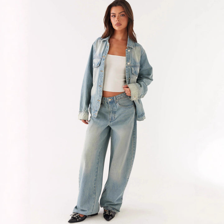 Damen nan oversized Denimjacke mit heller Vintage-Waschung, aufgesetzten Brusttaschen und verlängerten Manschetten Echo Archiv