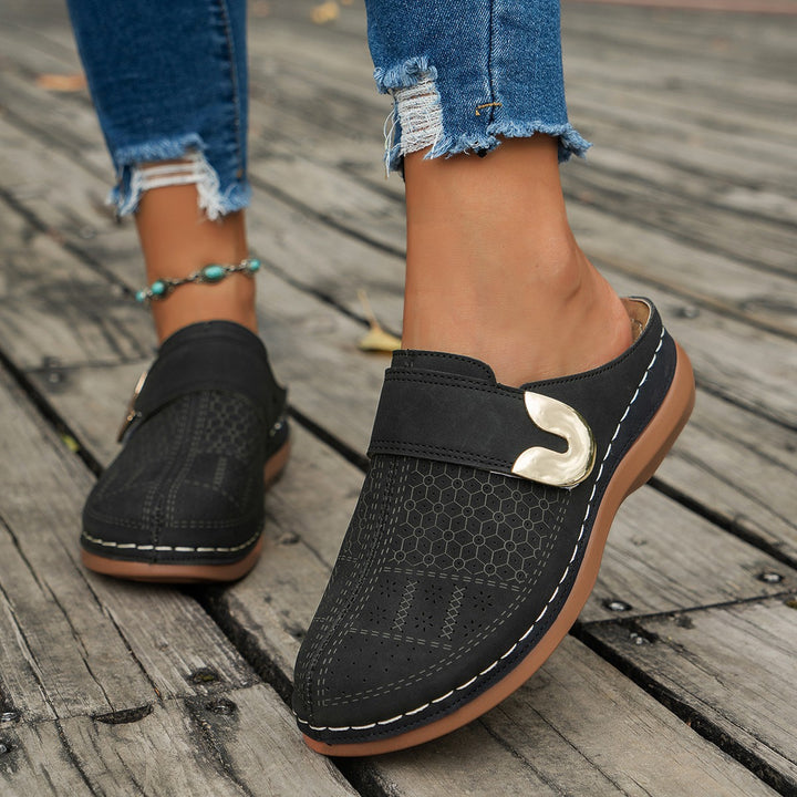 Damen Bequeme Slipper‑Pantoletten mit verstellbarem Schnallenriemen und dekorativer Perforation – Lioré