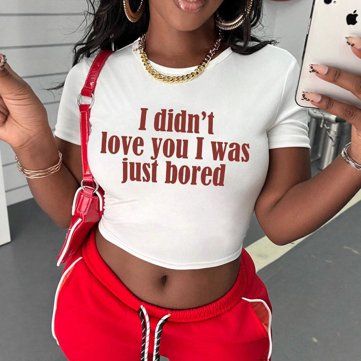 Damen Crop-Shirt mit kreativem Statement und figurbetontem Schnitt Echo Archiv