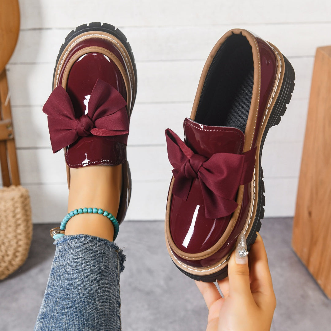 Damen Lack-Loafer mit großer Zierschleife und profilierter Gummisohle – Lioré