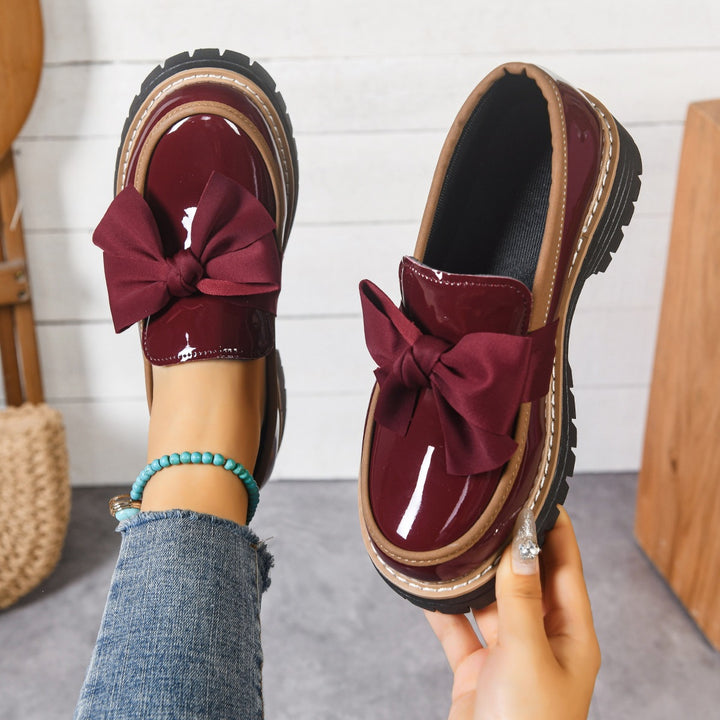 Damen Lack-Loafer mit großer Zierschleife und profilierter Gummisohle – Lioré