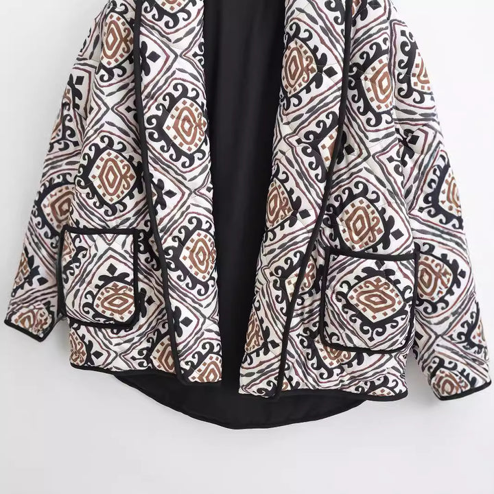 Damen Gesteppte Kimono-Jacke mit Ethno-Print, Kontrastpaspel und aufgesetzten Taschen Echo Archiv