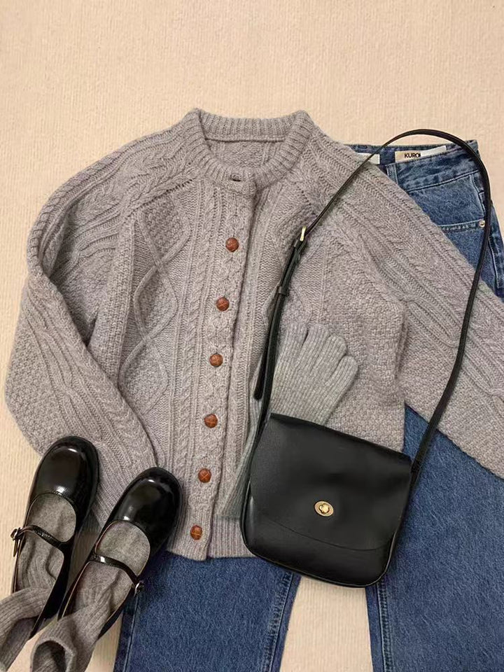 Damen Strick-Cardigan im Aran‑Stil mit Zopf‑ und Perlmuster sowie Holzknopfleiste Echoarchiv