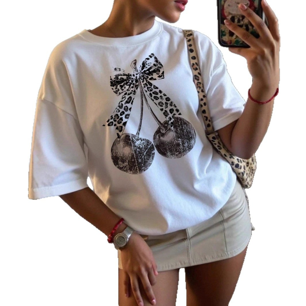 Damen T-Shirt mit kreativem Kirschmotiv und Leopardenband Echo Archiv