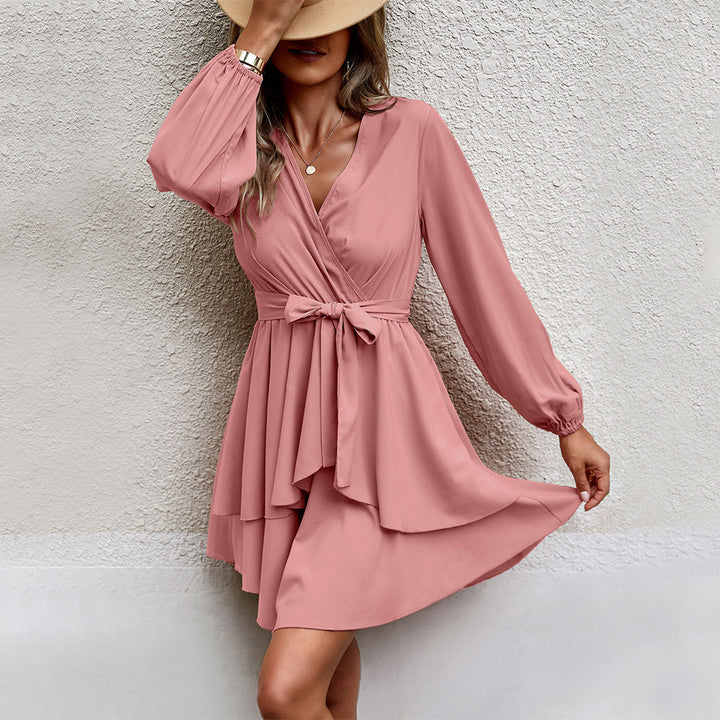 Damen gerafftes Wickel-Minikleid mit Stufenrock Bindegürtel und Volantdetails – Élara